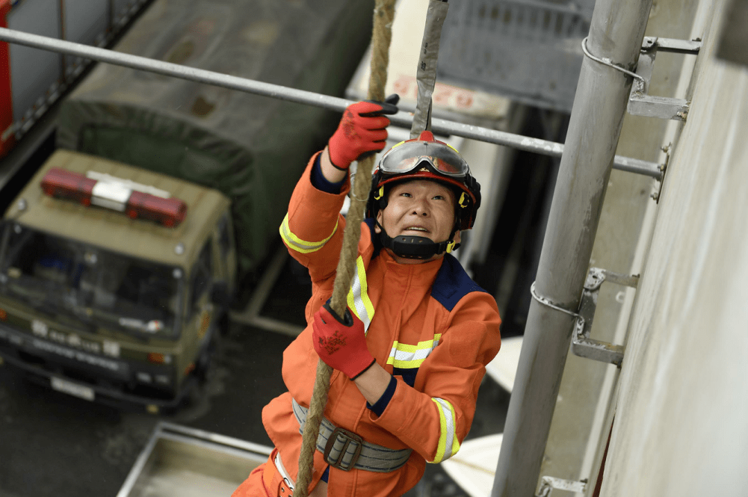 爱游戏app-包含高尔夫小组赛，河套闪电队与江南玄武队读秒扳平，体能对抗拉满！宿敌对话再升级的词条