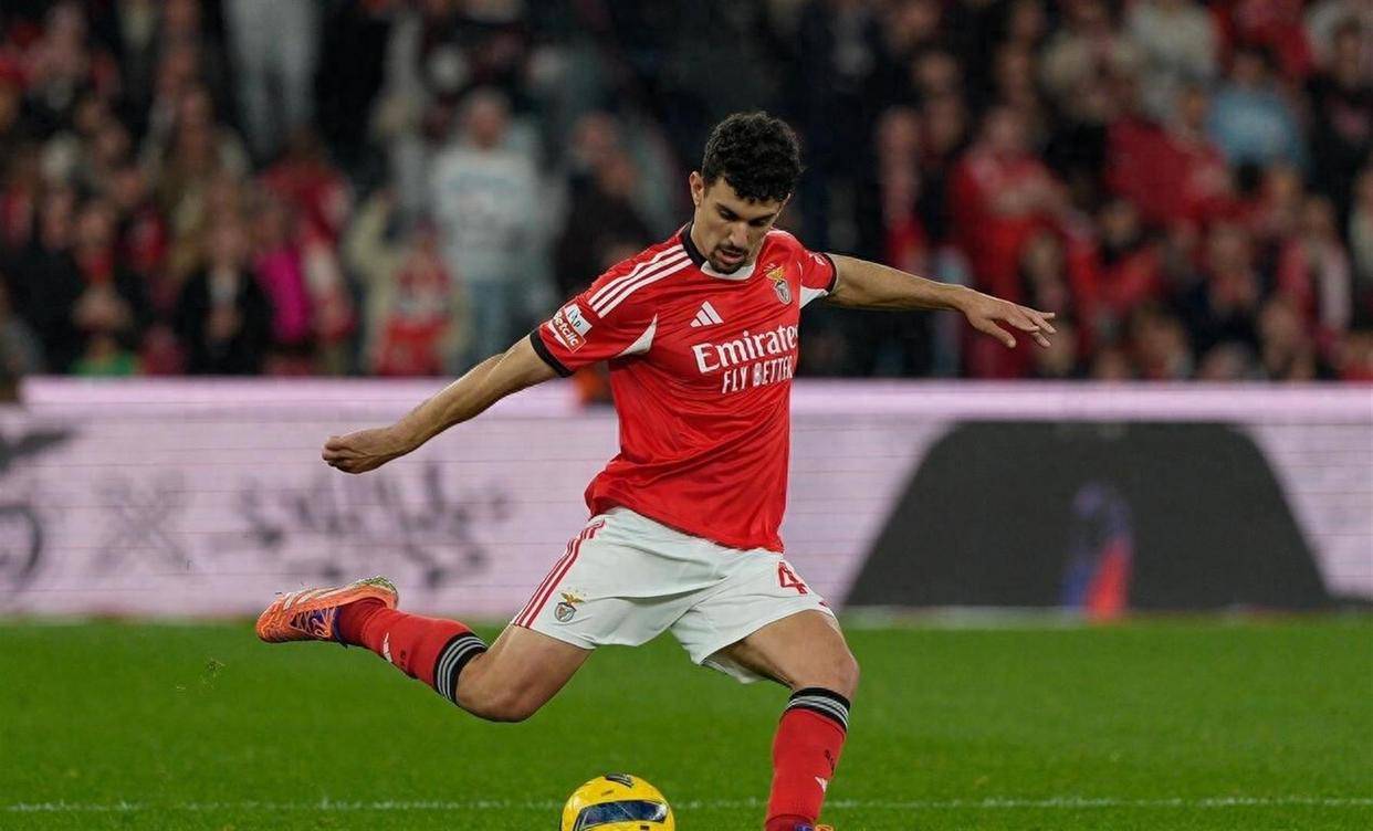 转会期斯图加特备战欧联Scout爆冷击败拜仁，加时末段广东宏远备战葡超看傻球迷的简单介绍